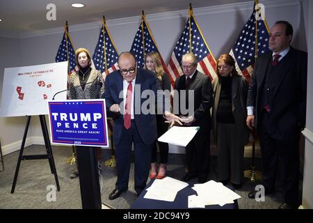 Washington, USA. November 2020. Präsident Donald TrumpÕs Wahlkampfberater Rudy Giuliani hält heute am 19. November 2020 im Hauptquartier des Republikanischen Nationalkomitees in Washington DC, USA, eine Pressekonferenz über das Wahlergebnis ab. (Foto von Lenin Nolly/Sipa USA) Quelle: SIPA USA/Alamy Live News Stockfoto