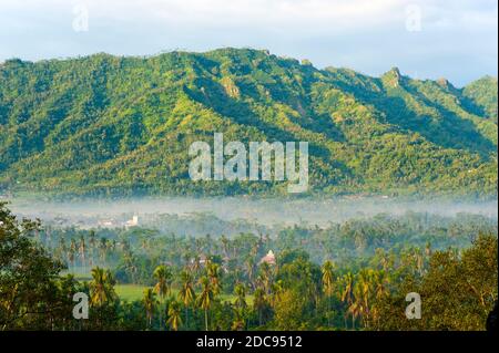 Blick über den frühen Morgengrauen auf der Kedu-Ebene bei Sonnenaufgang im Borobudur-Tempel, Yogyakarta, Java, Indonesien, Asien Stockfoto