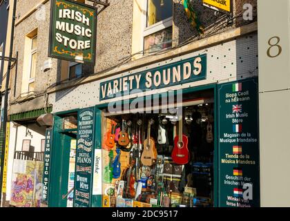 Irish Music Store Killarney und verschiedene Musikinstrumente im Geschäft Fensterdarstellung im Variety Sounds in Killarney County Kerry Irland Stockfoto