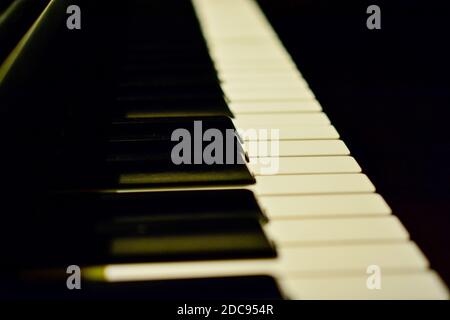 Nahaufnahme der Tasten der Klaviertastatur in niedriger Winkelansicht Stockfoto