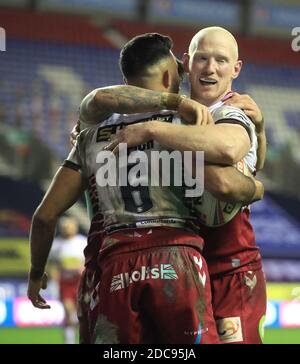 Wigan Warriors' Bevan French (links) feiert mit Liam Farrell, nachdem er einen Versuch während der Betfred Super League, Play-off Halbfinale im DW Stadium, Wigan, erzielt hat. Stockfoto