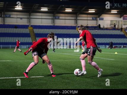 Die Spieler von Sheffield United wärmen sich vor dem Spiel des Continental Tyres League Cup in der Butts Park Arena in Coventry auf. Stockfoto