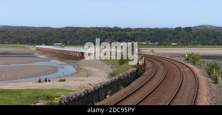 Nordbahn CAF Klasse 195 Civity Zug 195127 am Ende des Kent Viadukts, Arnside, Cumbria, vorbei am mechanischen Semaphore-Signal Stockfoto