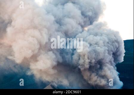 Nahaufnahme Foto einer Aschewolke, die aus dem aktiven Vulkan des Mount Bromo, Ost-Java, Indonesien, Asien ausbricht Stockfoto