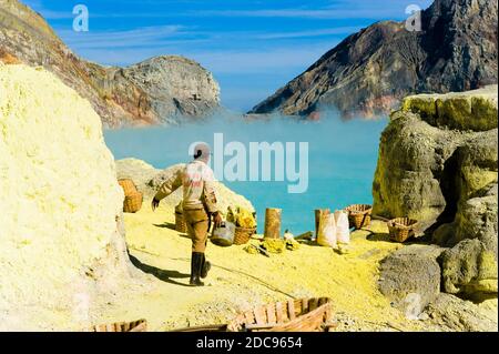 Schwefelarbeiter bei Kawah Ijen, Java, Indonesien, Asien Stockfoto