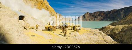 Schwefelbergmann, der am Boden des Kraters Kawah Ijen arbeitet, Ost-Java, Indonesien, Südostasien, Asien, Asien Stockfoto