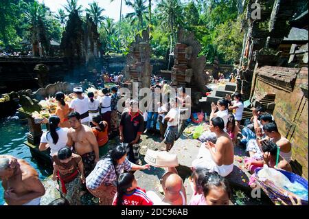 Balinesen beten im Pura Tirta Empul Tempel, Bali, Indonesien, Südostasien, Asien, Asien Stockfoto