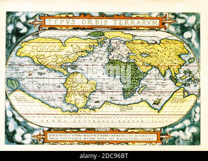 Der Text oben auf dieser Weltkarte von Abraham Ortelius lautet: Typus Orbis Terrarum (Weltkarte). Die Karte stammt aus dem Jahr 1570 und ist die erste Karte der Welt, die in einem Standardatlas erscheint und somit von grundlegender Bedeutung für die Geschichte der Kartographie ist. Zentriert auf dem Atlantischen Ozean, deckt die Karte die gesamte Welt von Pol zu Pol ab. Die allgemeine Darstellung einer ovalen Projektion aus früheren Karten von Appianus und Bordonius abgeleitet, kartographisch ist es aus der Welt von Gerard Mercator (1569), Gastaldi (1561) und Gutierrez abgeleitet. Der Text am unteren Rand ist ein Zitat, das dem zugeordnet ist Stockfoto