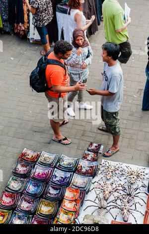 Touristischer Tauschhandel an einem Marktstand in Ubud Markt, Bali, Indonesien, Asien Stockfoto