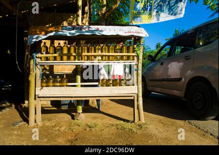 Benzinflaschen zum Verkauf an einer Tankstelle in Kuta Lombok, West Nusa Tenggara, Indonesien, Asien Stockfoto