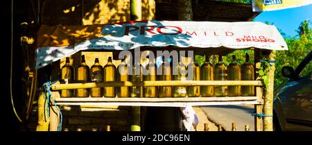 Panoramafoto von Benzinflaschen zum Verkauf an einer Tankstelle in Kuta Lombok, West Nusa Tenggara, Indonesien, Asien Stockfoto