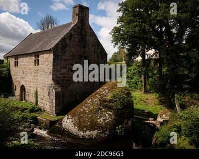 Alte Mühle in der Nähe des Sees von Huelgoat (Bretagne, Frankreich) an einem sonnigen Tag im Sommer Stockfoto