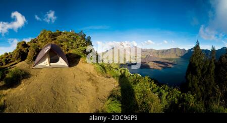 Panoramafoto der ersten Nacht Camping auf dem Kraterrand während des dreitägigen Mount Rinjani Trek, Lombok, Indonesien, Asien Stockfoto