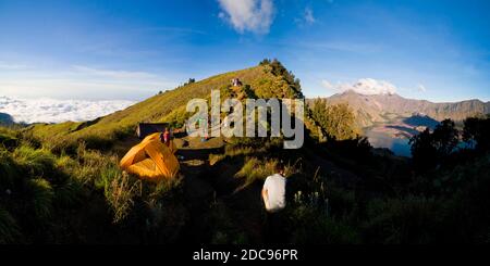 Panoramafoto der ersten Nacht Camping auf dem Kraterrand während des dreitägigen Mount Rinjani Trek, Lombok, Indonesien, Asien Stockfoto