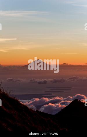 Sonnenuntergang Blick über Mount Agung und Mount Batur auf Bali, und die drei Gili Inseln auf dem drei Tage Mount Rinjani Trek, Lombok, Indonesien, Asien, Hintergrund mit Kopierraum Stockfoto