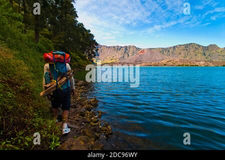 Tour Guide Spaziergang rund um den Segara Anak See im Mount Rinjani Krater, Lombok, Indonesien, Asien Stockfoto