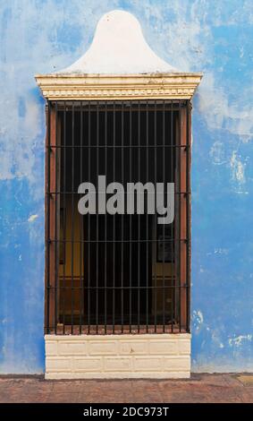 Fassade und Fenster im Kolonialstil, Campeche, Halbinsel Yucatan, Mexiko. Stockfoto