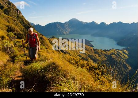 Touristen, die entlang eines Rückens auf dem Dreitägigen Mount Rinjani Trek, Lombok, Indonesien, Asien wandern Stockfoto