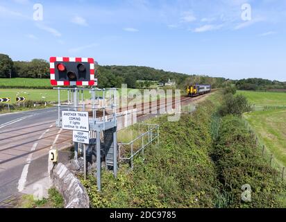 Silverdale automatische Halbschranke ( AHB ) Bahnübergang Lancashire mit einem Zug der Northern Rail Klasse 156 Annäherung Stockfoto