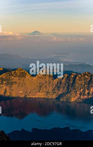 Sonnenaufgang Blick auf den Segara Anak Lake, den Mount Agung und die drei Gili Inseln vom 3726 m hohen Gipfel des Mount Rinjani, Lombok, Indonesien, Asien Stockfoto