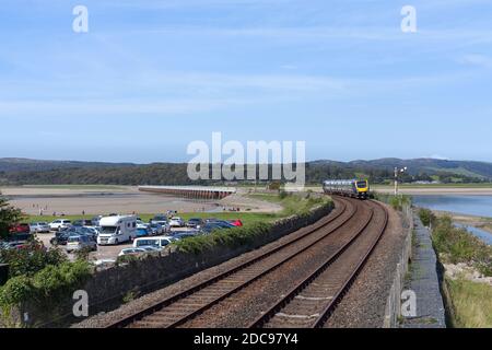 Nordbahn CAF Klasse 195 Civity Zug 195106 am Ende des Kent Viadukts, Arnside, Cumbria, vorbei am mechanischen Semaphore-Signal Stockfoto