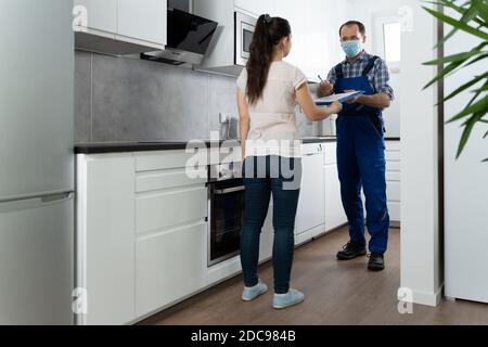 Home Reparatur Klempner Wartung Checkliste In Gesichtsmaske Stockfoto