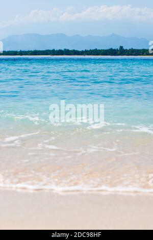 Kristallklares Meer auf der Insel Gili Meno mit Gili Air und Rinjani auf Lombok im Hintergrund, Gili Inseln, Indonesien, Asien, Asien, Hintergrund mit Kopierraum Stockfoto
