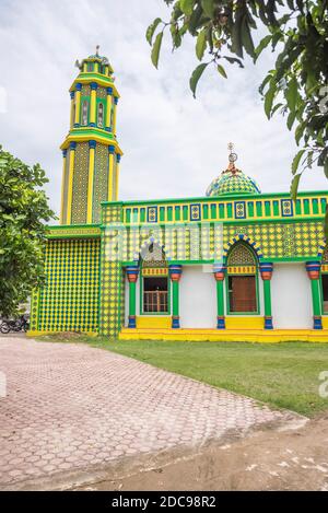 Bunte Moschee in der Nähe von Sabang, Pulau Weh Insel, Aceh Provinz, Sumatra, Indonesien, Asien Stockfoto