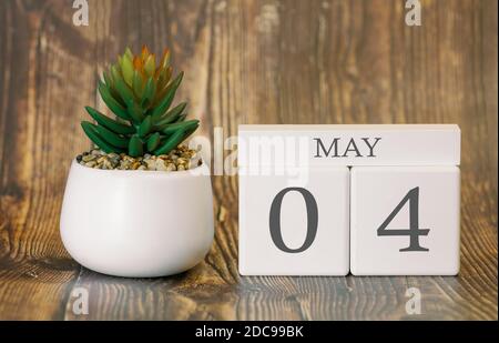 Blumentopf und Kalender für die warme Jahreszeit vom 04. Mai. Frühling. Stockfoto