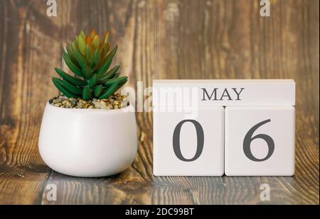 Blumentopf und Kalender für die warme Jahreszeit vom 06. Mai. Frühling. Stockfoto