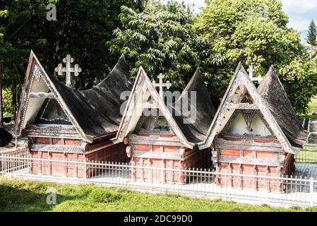 Traditionelle Gräber im Batak-Stil am Toba-See (Danau Toba), West-Sumatra, Indonesien, Asien Stockfoto