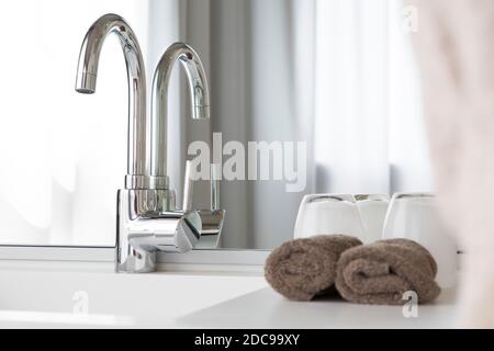 Badezimmer Innenarchitektur, Arbeitsplatte, Waschbecken oder Waschbecken und Mischbatterie, UK Stockfoto