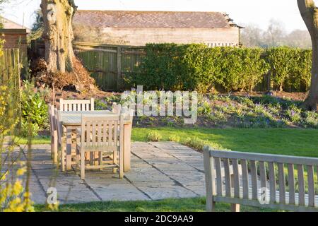 Gartenmöbeln im Winter, ein großer Garten im ländlichen Buckinghamshire, Großbritannien Stockfoto