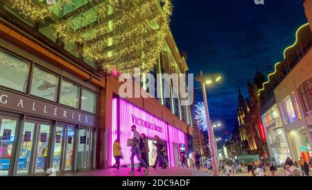 Glasgow, Schottland, Großbritannien, 19. November 2020: Die Weihnachtslichter der Stadt wurden ohne Fanfare oder Menschenmassen eingeschaltet, da das bürgerliche Zentrum des George Square und die Stilmeile Schottlands der Buchanan Street Shopper und Touristen inmitten von Tier 4i sahen. Quelle: Gerard Ferry/Alamy Live News Stockfoto