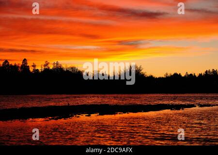 Spektakulärer Herbstuntergang über Dow's Lake, Ottawa, Ontario, Kanada. Stockfoto