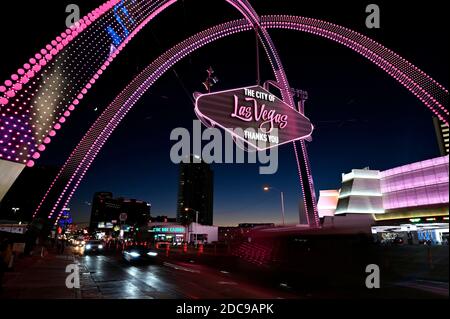 Las Vegas, Nevada, USA. November 2020. Die Las Vegas Gateway Arches werden zum ersten Mal entlang des Las Vegas Strip beleuchtet. Die 80 Meter hohen Bögen, beleuchtet mit über 13,000 LED-Leuchten, stehen als Eingang zur City of Las Vegas, Downtown District. Quelle: David Becker/ZUMA Wire/Alamy Live News Stockfoto