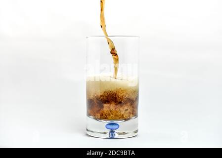 Cola-Soda in klares Glas gießen Stockfoto