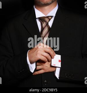 Eine Person, die beim Kartenspielen betrügt Stockfoto