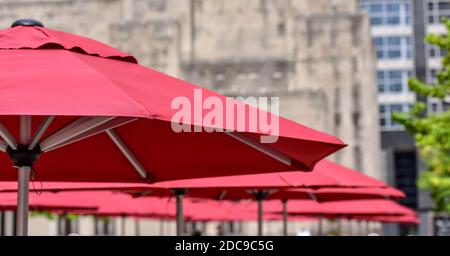 Reihen von roten Outdoor-Bistro-Schirmen in der Stadt Stockfoto