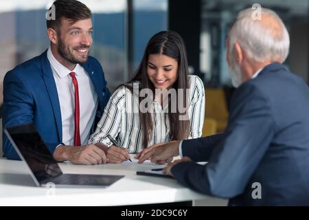 Junges Paar meeting Financial Advisor für Home Anlage Stockfoto