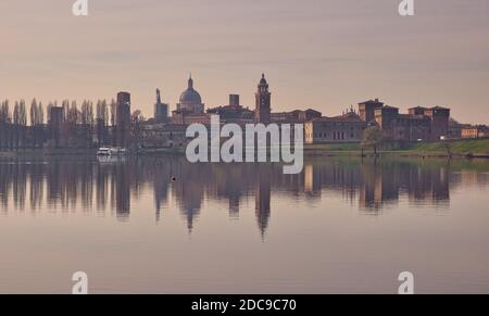 Romantische Landschaft der Skyline von Mantua während eines Herbstvormittags, mit dem Fluss Mincio im Vordergrund Stockfoto