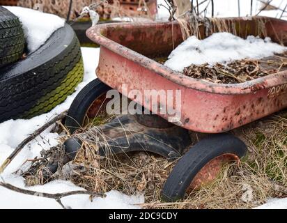 Gebrauchte Vintage kleine rote Wagen aufgegeben und leer in der Schnee Stockfoto