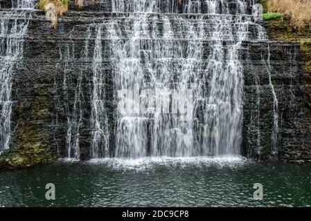 Fließendes Wasser über Wasser fallen Spritzer auf Felsen Stockfoto