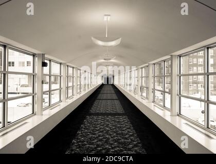 Blick auf den langen und leeren Korridor im Hotelflur Stockfoto