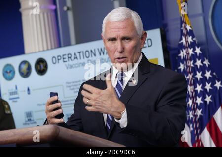 Washington, Usa. November 2020. Der Vizepräsident der Vereinigten Staaten, Mike Pence, nimmt am 19. November 2020 an einem Briefing mit Mitgliedern der Coronavirus Task Force im Weißen Haus in Washington, DC Teil. Foto von Chris Kleponis/Pool Kredit: UPI/Alamy Live News Stockfoto