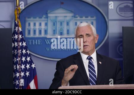 Washington, Usa. November 2020. Der Vizepräsident der Vereinigten Staaten, Mike Pence, nimmt am 19. November 2020 an einem Briefing mit Mitgliedern der Coronavirus Task Force im Weißen Haus in Washington, DC Teil. Foto von Chris Kleponis/Pool Kredit: UPI/Alamy Live News Stockfoto