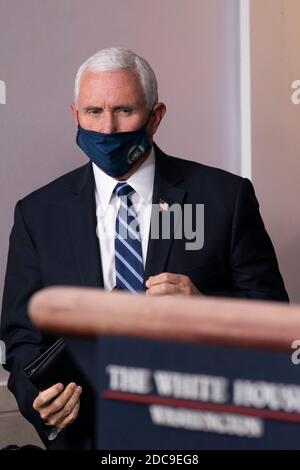 Washington, Vereinigte Staaten Von Amerika. November 2020. Der Vizepräsident der Vereinigten Staaten, Mike Pence, kommt zu einem Briefing mit Mitgliedern der Coronavirus Task Force des Weißen Hauses im Weißen Haus in Washington, DC, 19. November 2020. Quelle: Chris Kleponis/Pool via CNP, weltweite Nutzung Quelle: dpa/Alamy Live News Stockfoto