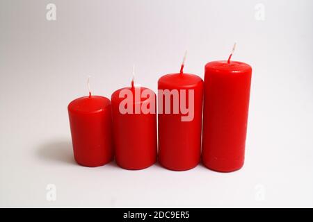 Adventskerzen in roter Farbe auf weißem Hintergrund. Wird normalerweise auf Adventskränzen verwendet Stockfoto