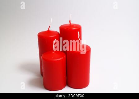 Adventskerzen in roter Farbe auf weißem Hintergrund. Wird normalerweise auf Adventskränzen verwendet Stockfoto