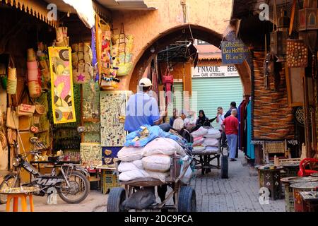 Marokko Marrakesch - Medina Rote Stadt mit engen Handelsstraßen Stockfoto